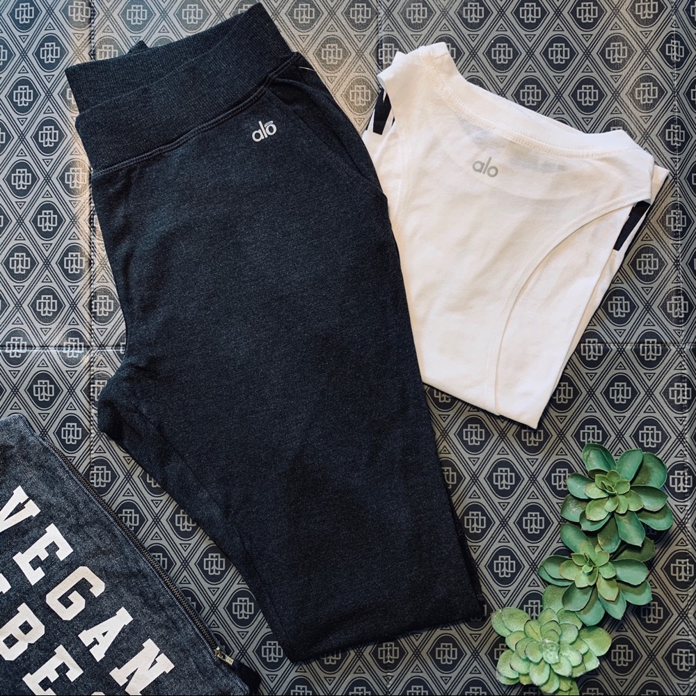 Alo Yoga Women’s Yan Sweat Pant In Charcoal Gray - Picture 3 of 9
